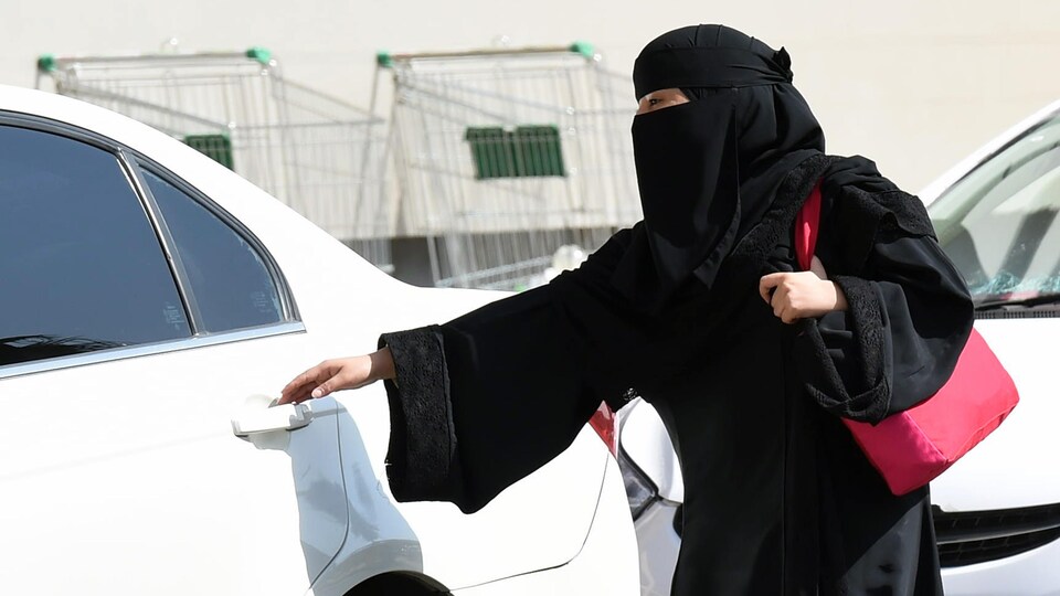 Une femme saoudienne entre dans un taxi à Riyad.