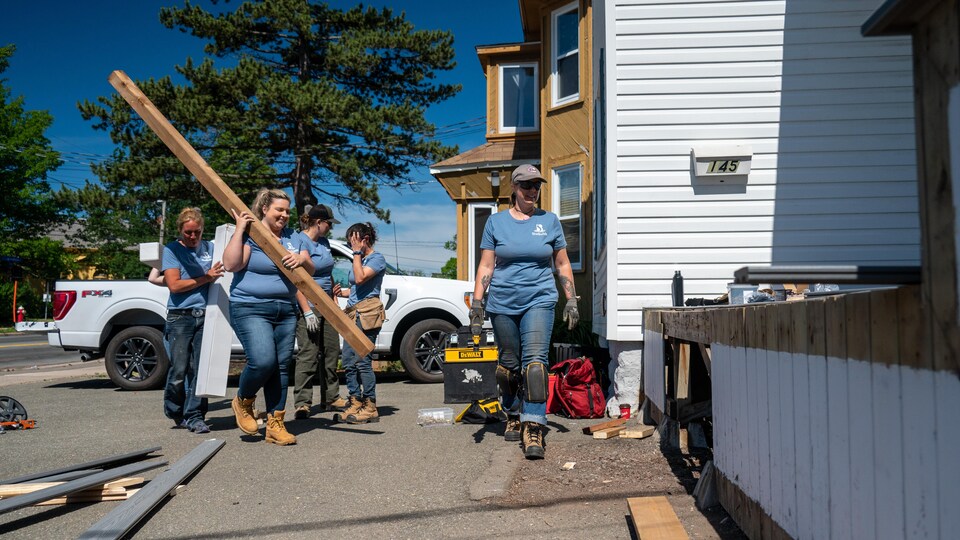 Femmes sur un chantier de construction.