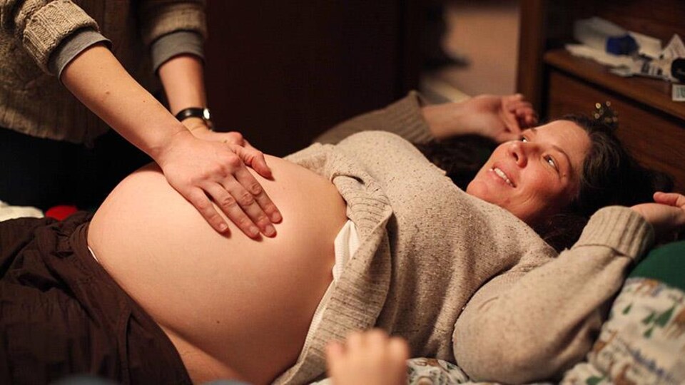 Une femme enceinte auscultée