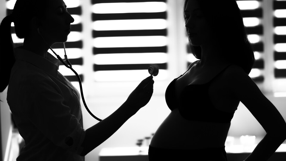 Mujer embarazada en presencia de un médico.
