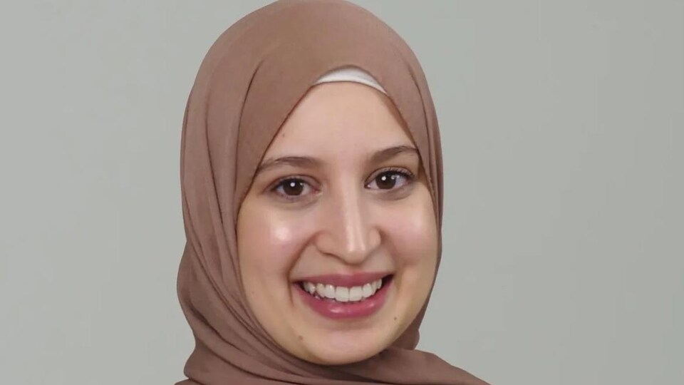 Yasmine Youssef porte un hijab et sourit.