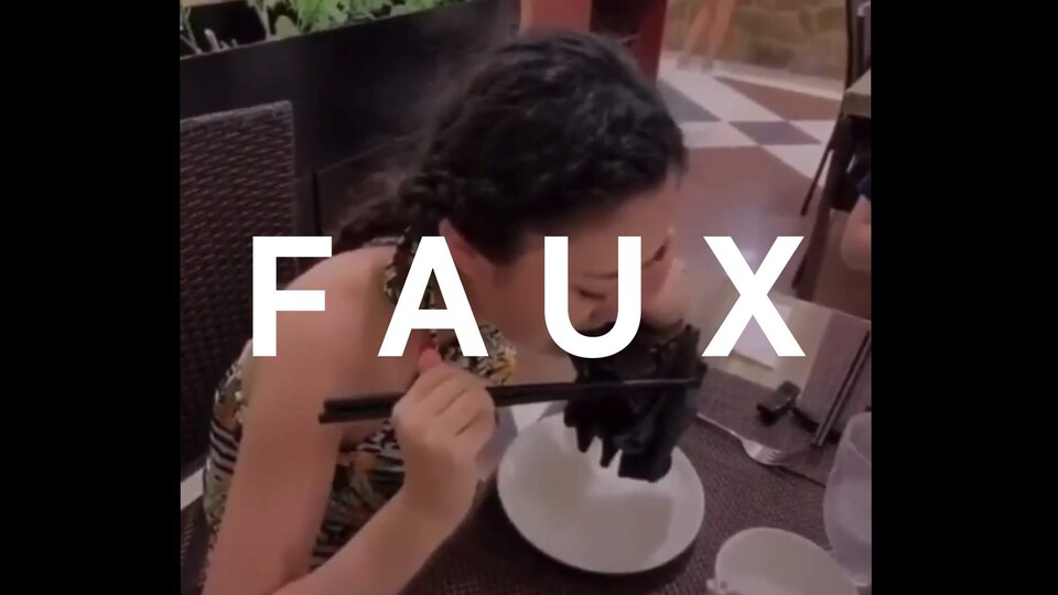 Une jeune femme croque dans une chauve-souris, dans un restaurant. Le mot FAUX est sur l'image.