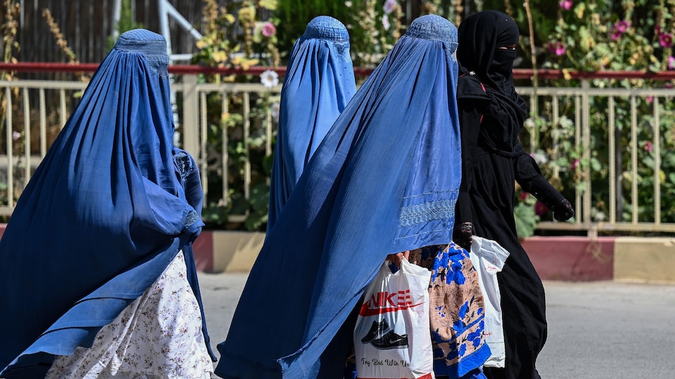 Des femmes afghanes vêtues d'une burqa.