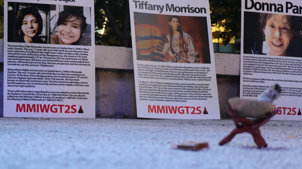 Des pancartes de femmes disparues ou assassinées. 