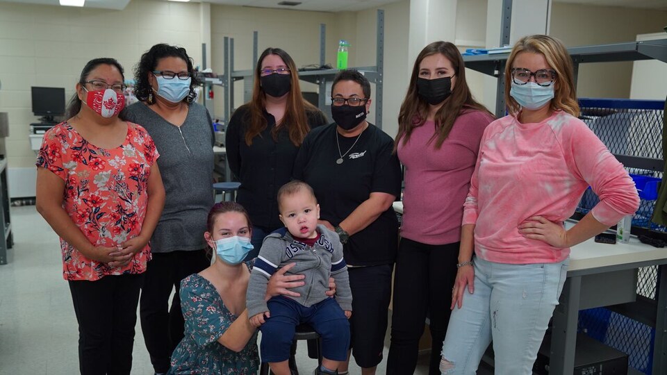 Un groupe de sept femmes et un bébé.