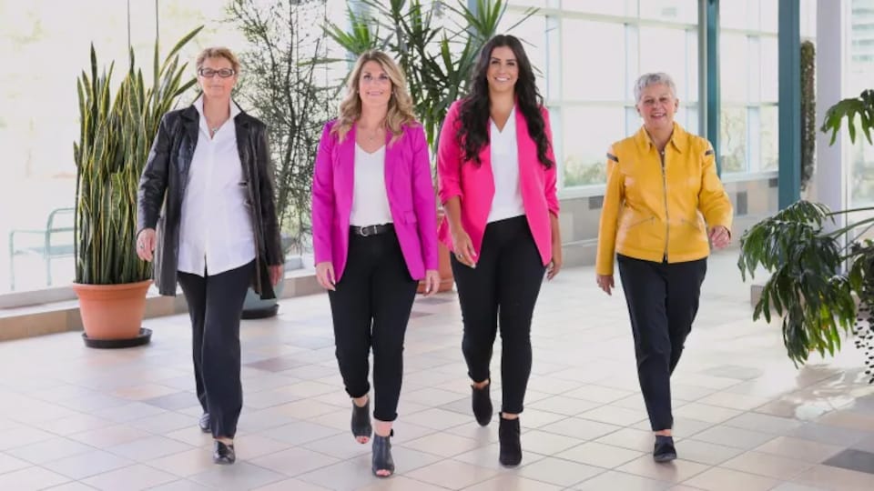 Quatre femmes, dont les deux cofondatrices de RaiseHER au centre de la photo, posent de face.