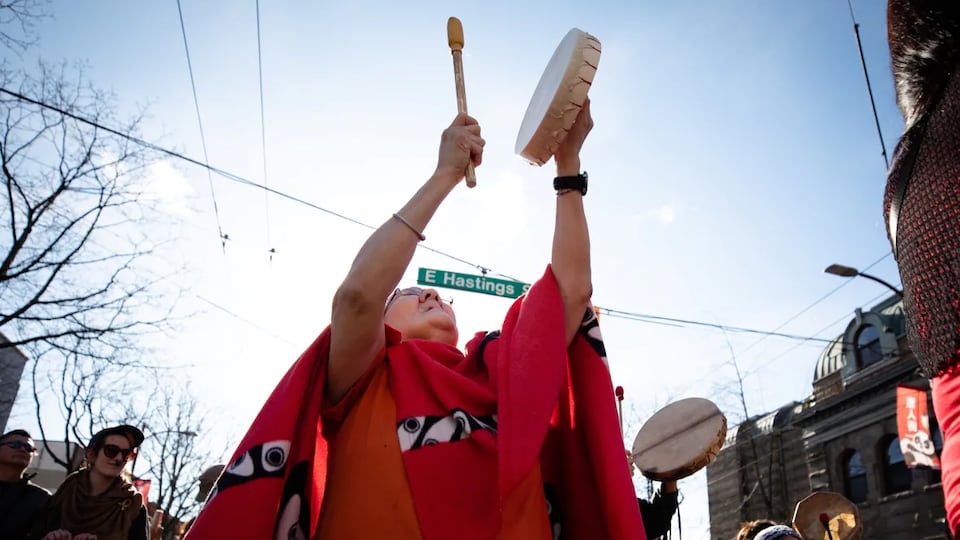 Une femme joue du tambour lors de la marche à la mémoire des femmes autochtones disparues et assassinées. 