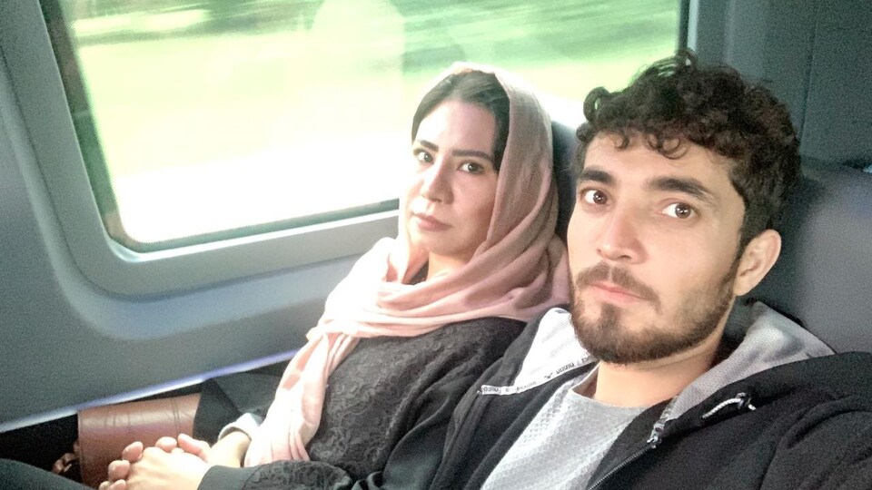Le couple afghan dans un train.