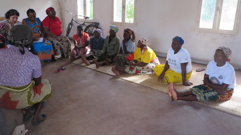 Des femmes mozambicaines assises. 