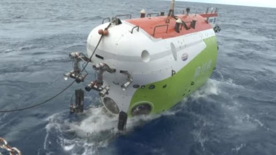 Le submersible Fendouzhe à la surface de l'océan.