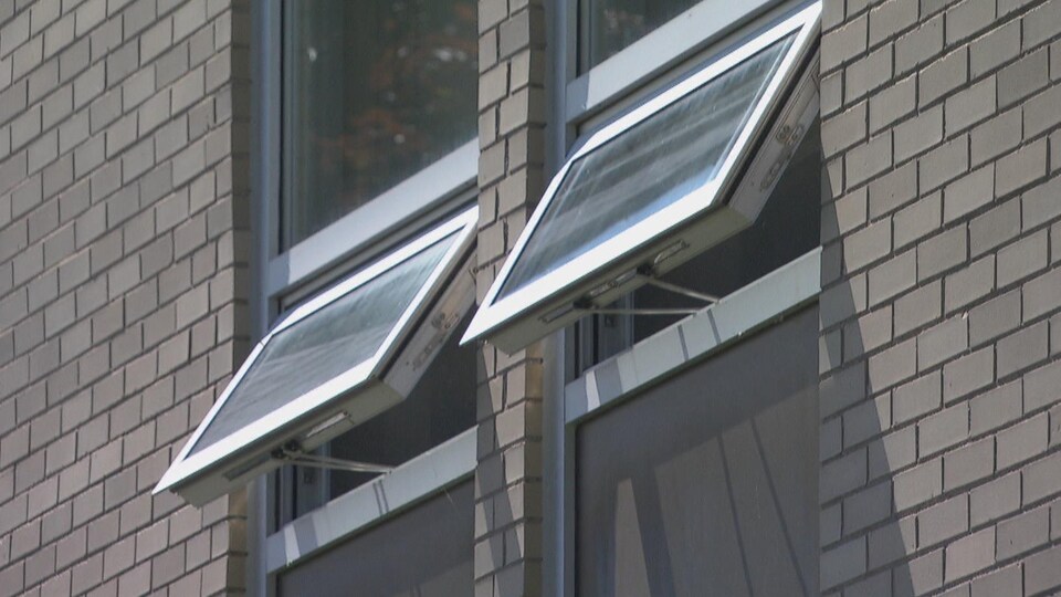Lysa Reinhart explique que les fenêtres de sa résidence n'ouvrent pas assez pour permettre un courant d'air.