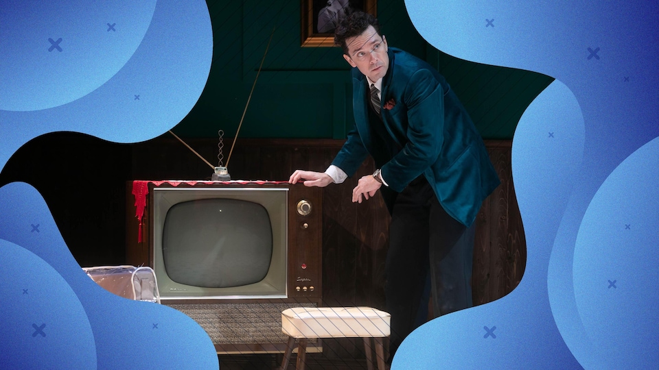 Un homme en veston vert s'appuie sur une télé des années 1950.
