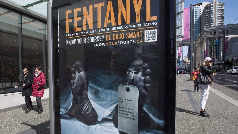 Message d'intérêt public sur le fentanyl affiché sur un abribus.