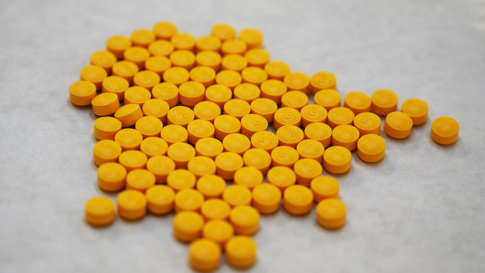 Des pilules de fentanyl dans un laboratoire d'analyse.