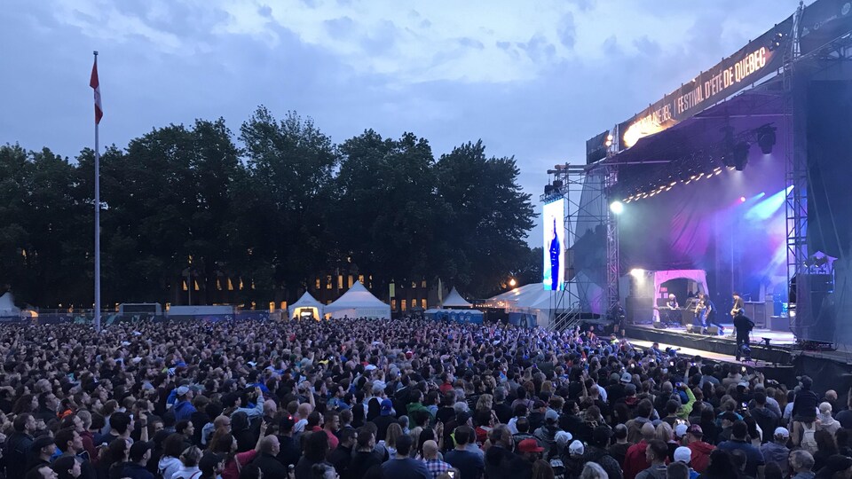 Une foule devant une scène.