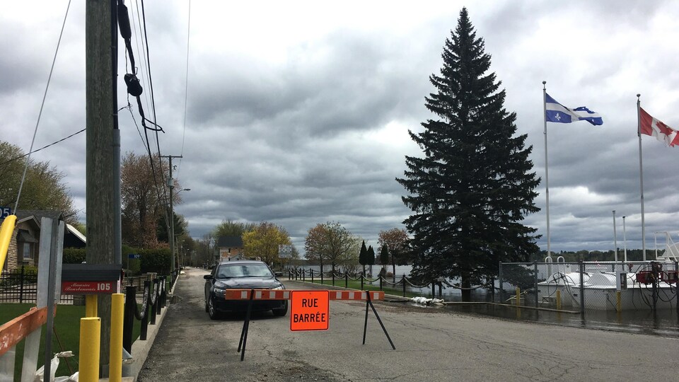 La rue est maintenant à sec, mais la rivière des Outaouais touche au côté.