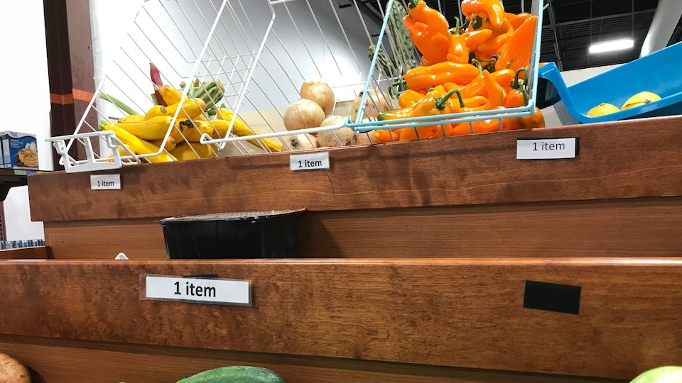 Des légumes produits et vendus par des agriculteurs de l'Estrie. On voit ici combien d'item chaque personne doit prendre pour compléter son panier du fermier.