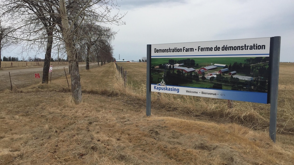 Une affiche de la Ferme de démonstration de Kapuskasing.