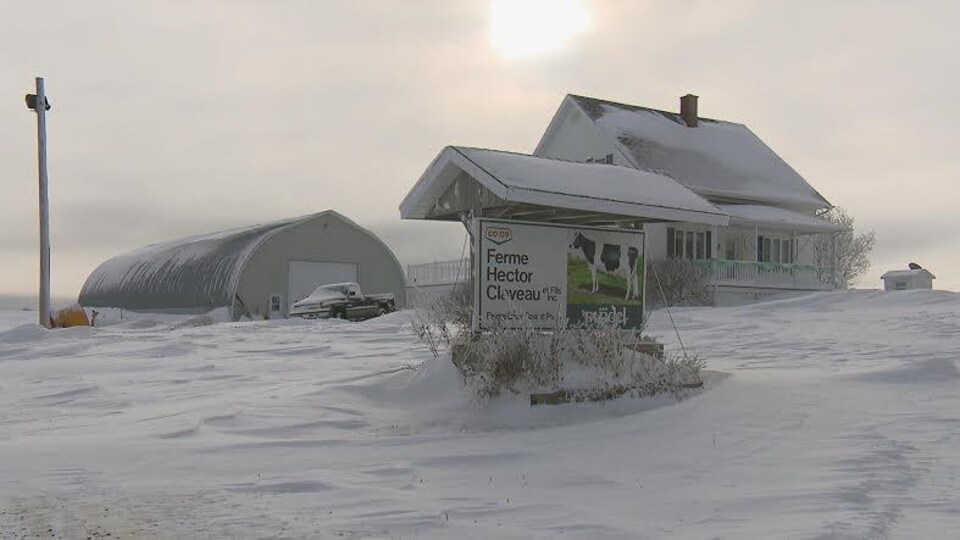 La ferme Hector Claveau à Saint-Gabriel-de-Rimouski a été ravagée par un incendie en mai dernier.