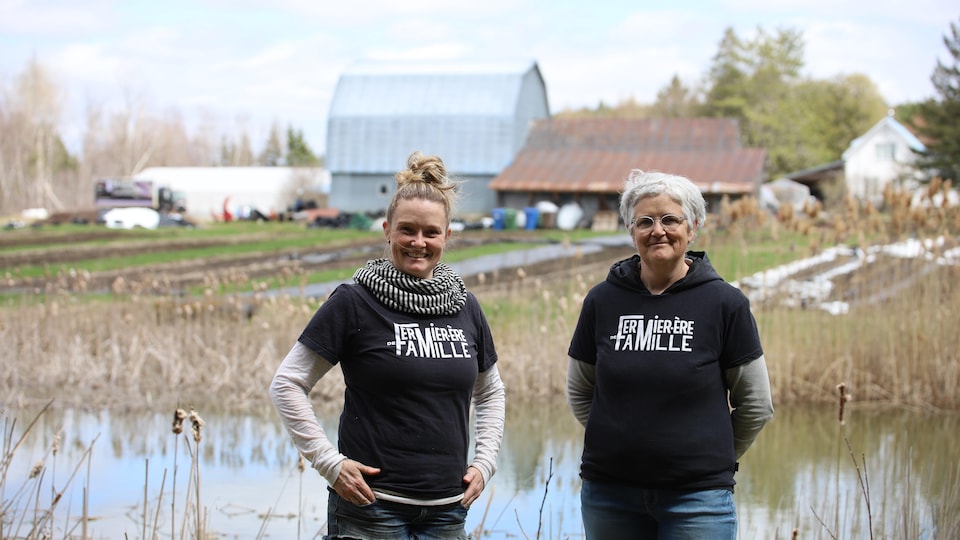 Camille Lussier et Dominique Guay, souriantes sur leur ferme. 