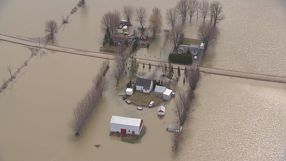Une ferme entourée d'eau
