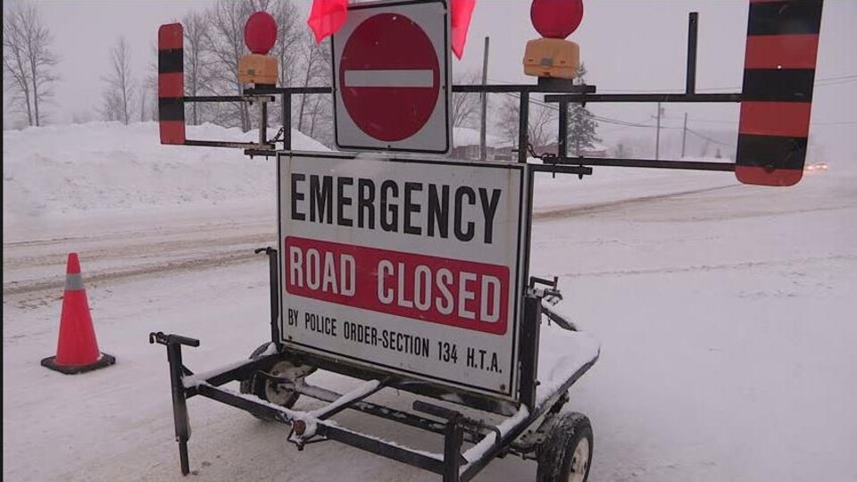 Un panneau indiquant la fermeture d'une route en hiver.