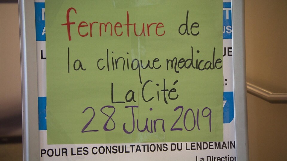Pancarte informant de la date de fermeture de la clinique médicale La Cité