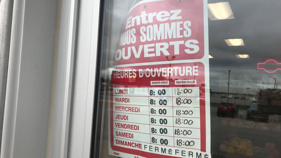 Un panneau affiche les heures d'ouverture et de fermeture.