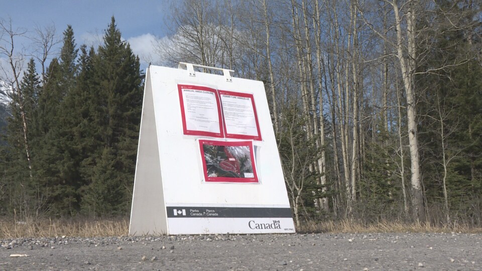 Panneau chevalet de Parcs Canada avec la règlementation de fermeture et une photo de la zone concernée.