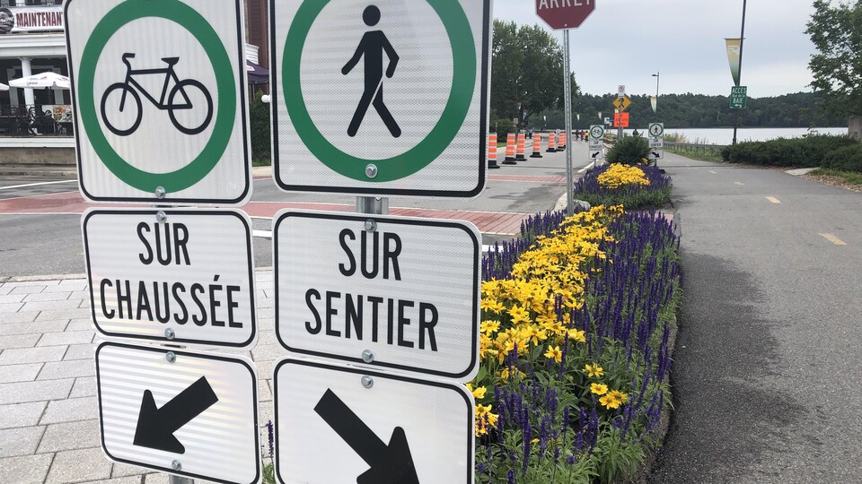 Des affiches qui indiquent où peuvent circuler les cyclistes et les piétons.