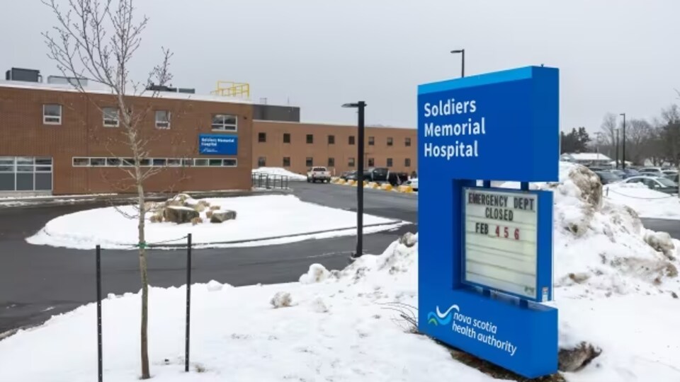 L'enseigne devant l'hôpital annonce une fermeture les 4, 5 et 6 février.