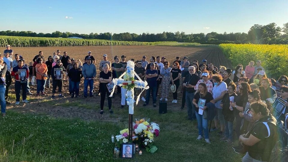 Une cérémonie dans un champ en mémoire de Fermin Soto Sanchez.