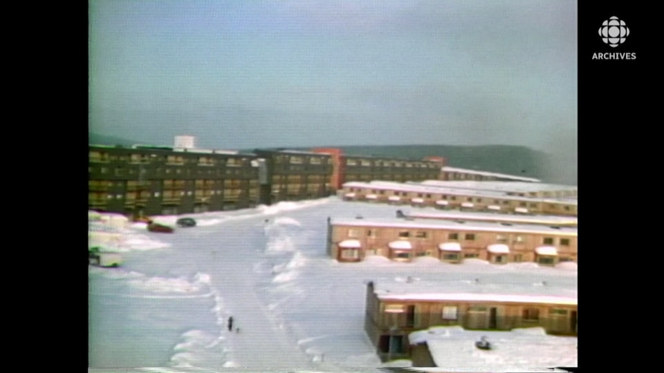 Mur-écran de la ville de Fermont et autres résidences en hiver.