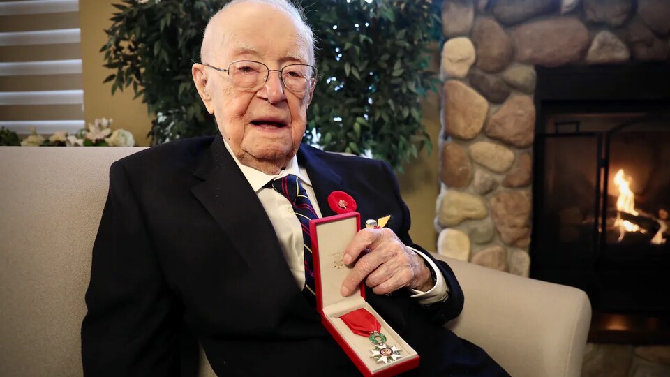 À 100 ans, un vétéran de la Seconde Guerre mondiale reçoit la Légion d