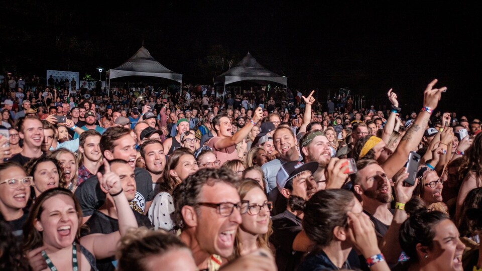 La foule du Festival Boréal qui chante.