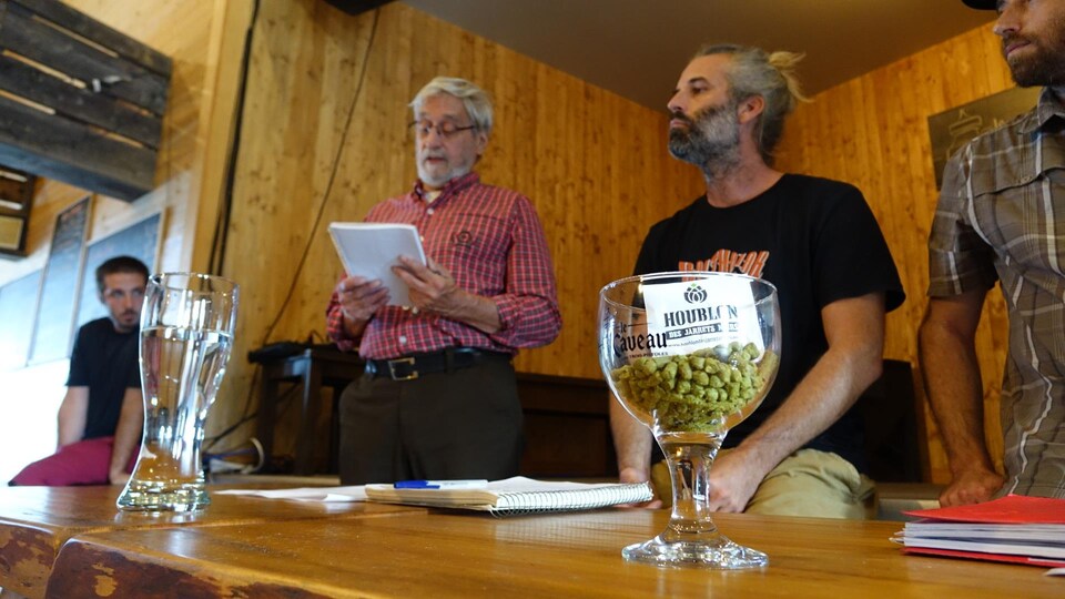 Les organisateurs du festival avec un verre de la microbrasserie le Caveau des Trois-Pistoles en premier plan. 