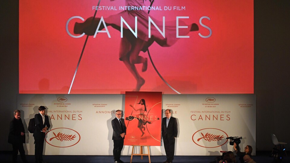 Le délégué général du Festival de Cannes, Thierry Fremaux (gauche), et le président de l'événement, Pierre Lescure (droite), posent devant l'affiche.