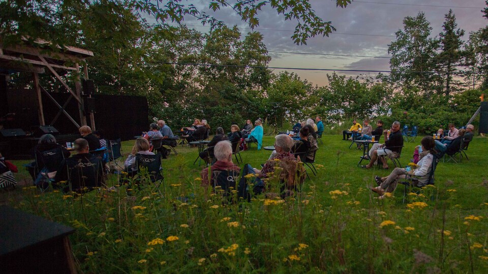 Le Festival de la chanson de Tadoussac propose des spectacles en plein air.