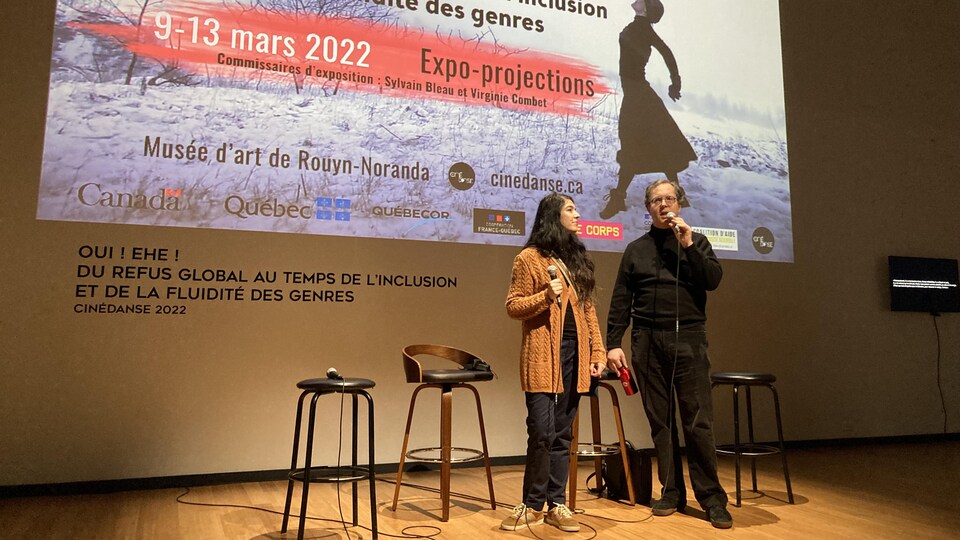 Virginie Combet et Sylvain Bleau parlent au micro après la projection d'un film.