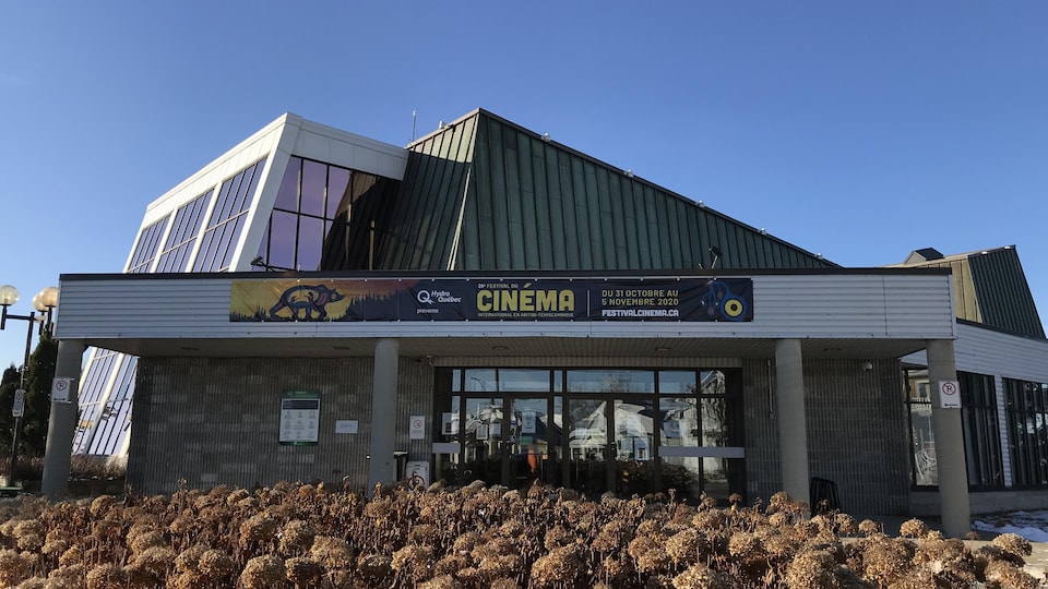 Une banderole est installée sur le Théâtre du cuivre pour annoncer les dates du Festival.