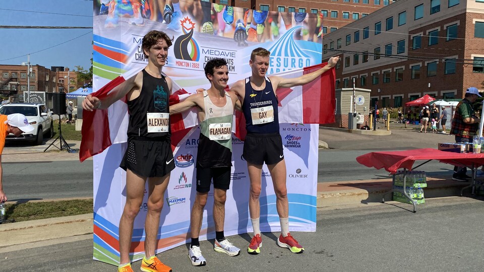 Andrew Alexander (3e), Ben Flanagan (1er) et John Gay (2e) ont été les plus rapides aux Championnats canadiens de 5 km sur route, dimanche à Moncton.
