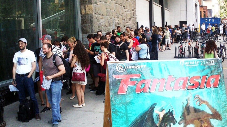 Des cinéphiles font la file pour assister à un événement du festival Fantasia à Montréal.