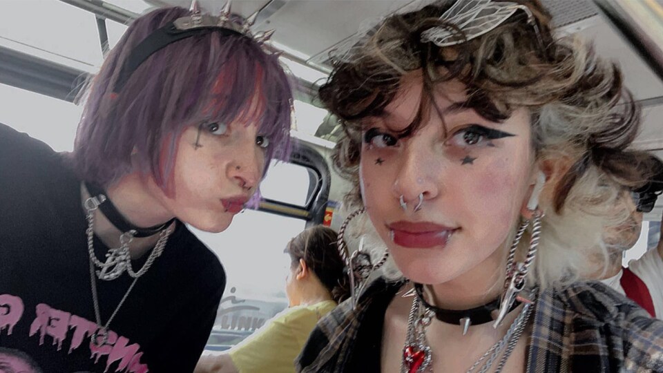 Un portrait de Bee Scott et sa copine Nex.