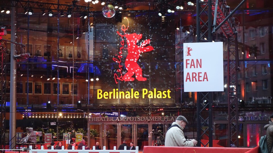 La devanture d'un cinéma à Berlin. Une illustration d'un ours est située sur la façade d'un cinéma.