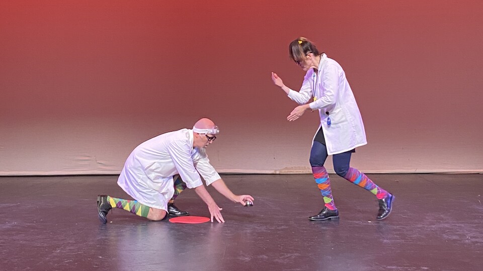 Ian Walker et Christine Lesiak, les deux comédiens de la pièce For Science!, sont sur scène. (Août 2022)