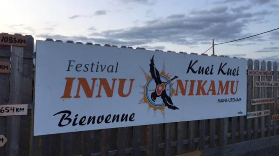 Une bannière du festival Innu Nikamu.