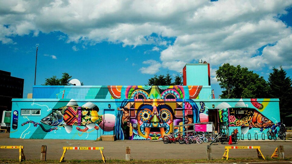 Une murale sur un bâtiment.