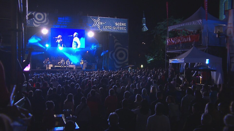 Des dizaines de milliers de personnes ont assisté aux différents spectacles présentés sur la rue Racine pendant le festival.
