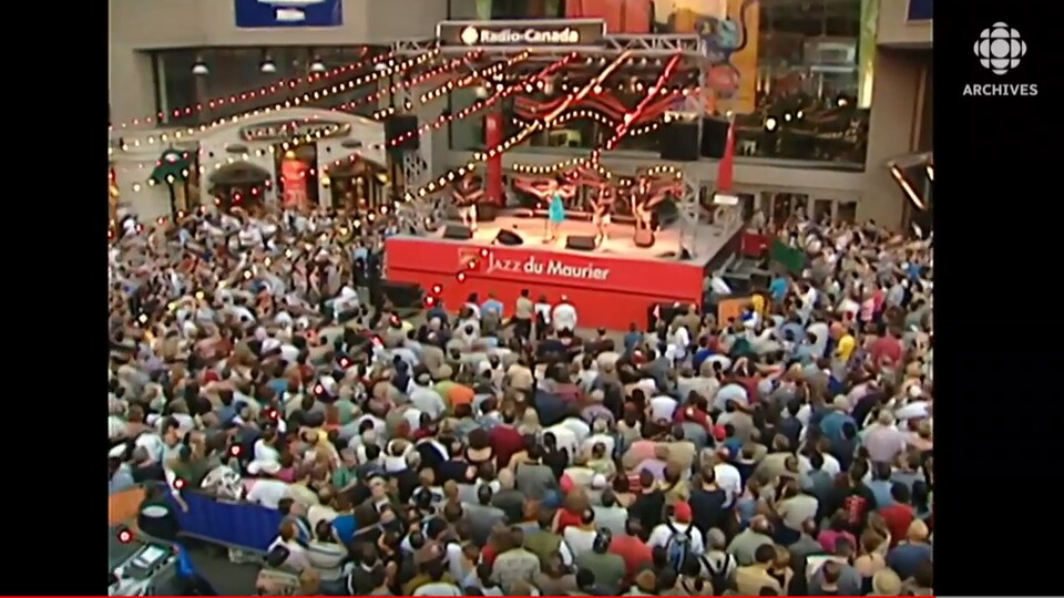 Foule de spectateurs devant la scène Du Maurier au Festival international de jazz de Montréal.