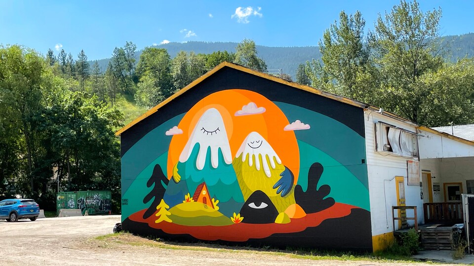 une murale de deux montagnes.